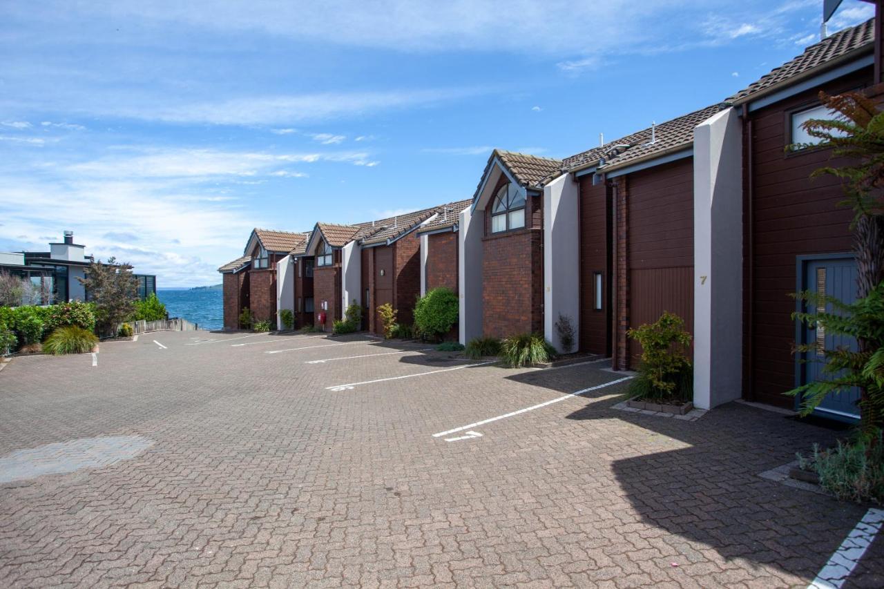 Cascades Lakefront Motel Lago Lago Taupo Exterior foto Modern apartments in the village