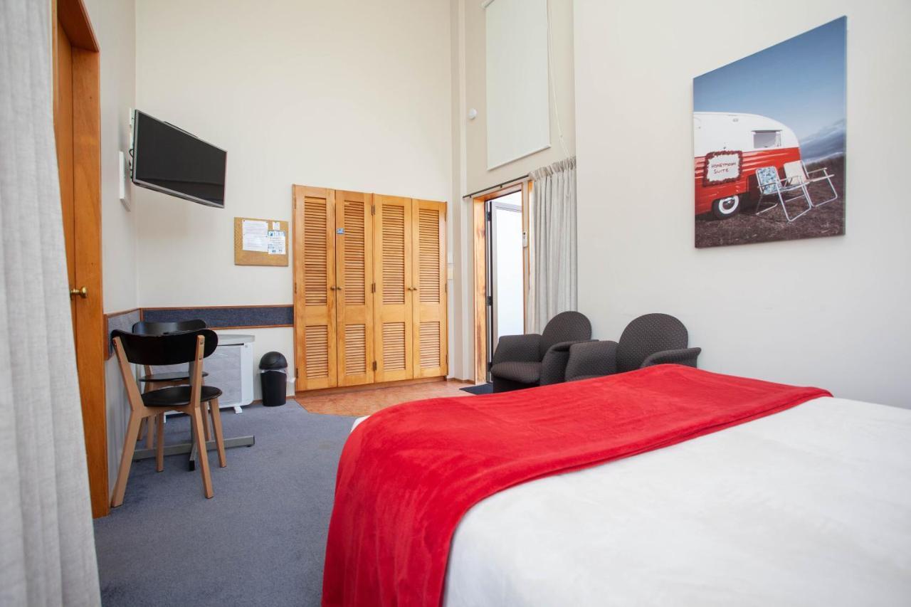 Cascades Lakefront Motel Lago Lago Taupo Exterior foto A typical studio apartment