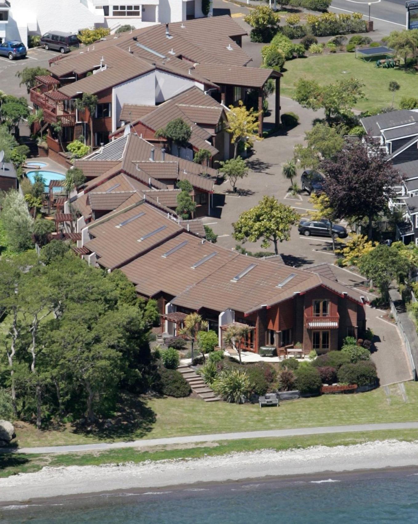 Cascades Lakefront Motel Lago Lago Taupo Exterior foto The house from the air
