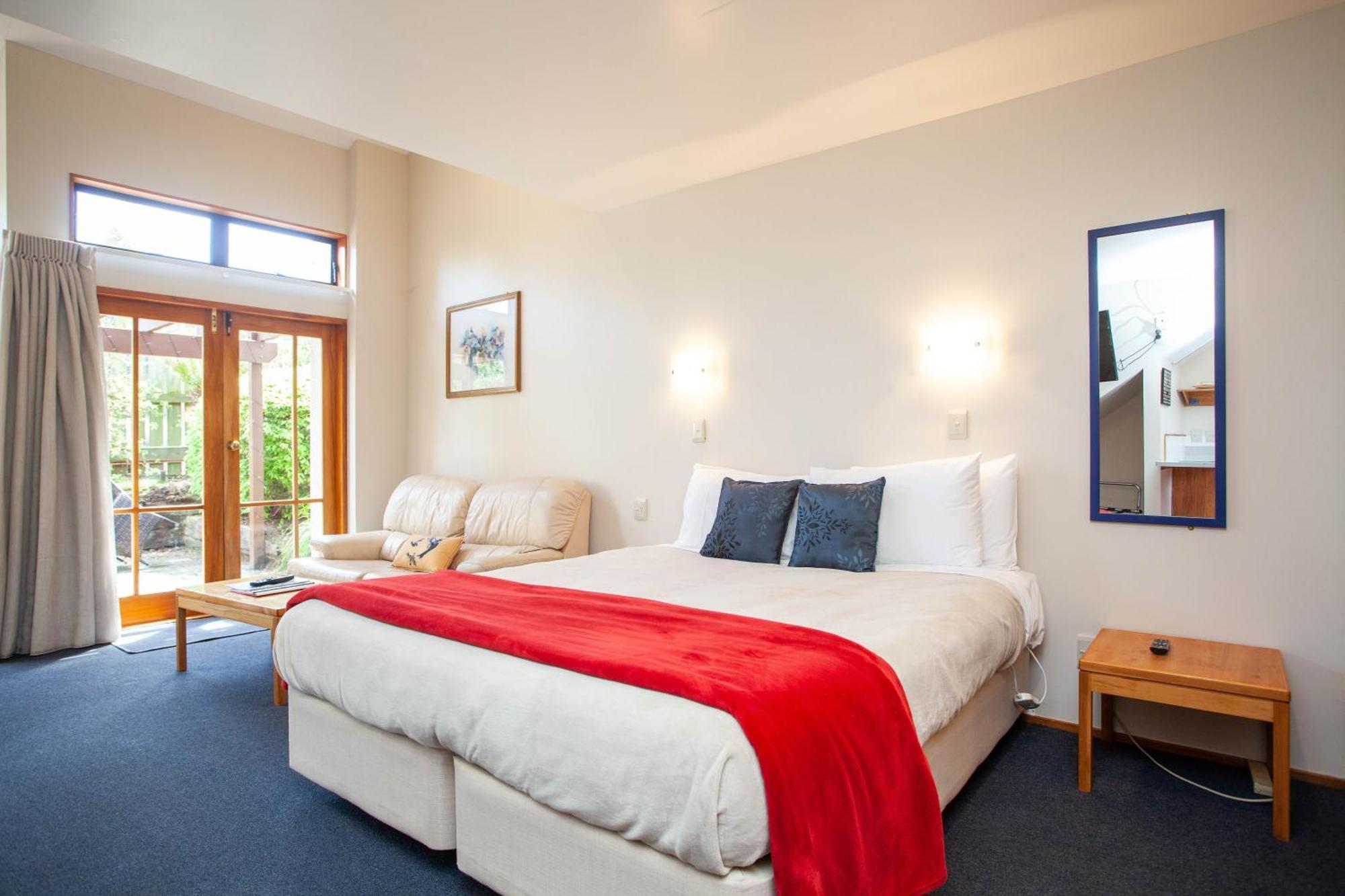 Cascades Lakefront Motel Lago Lago Taupo Habitación foto A typical studio apartment