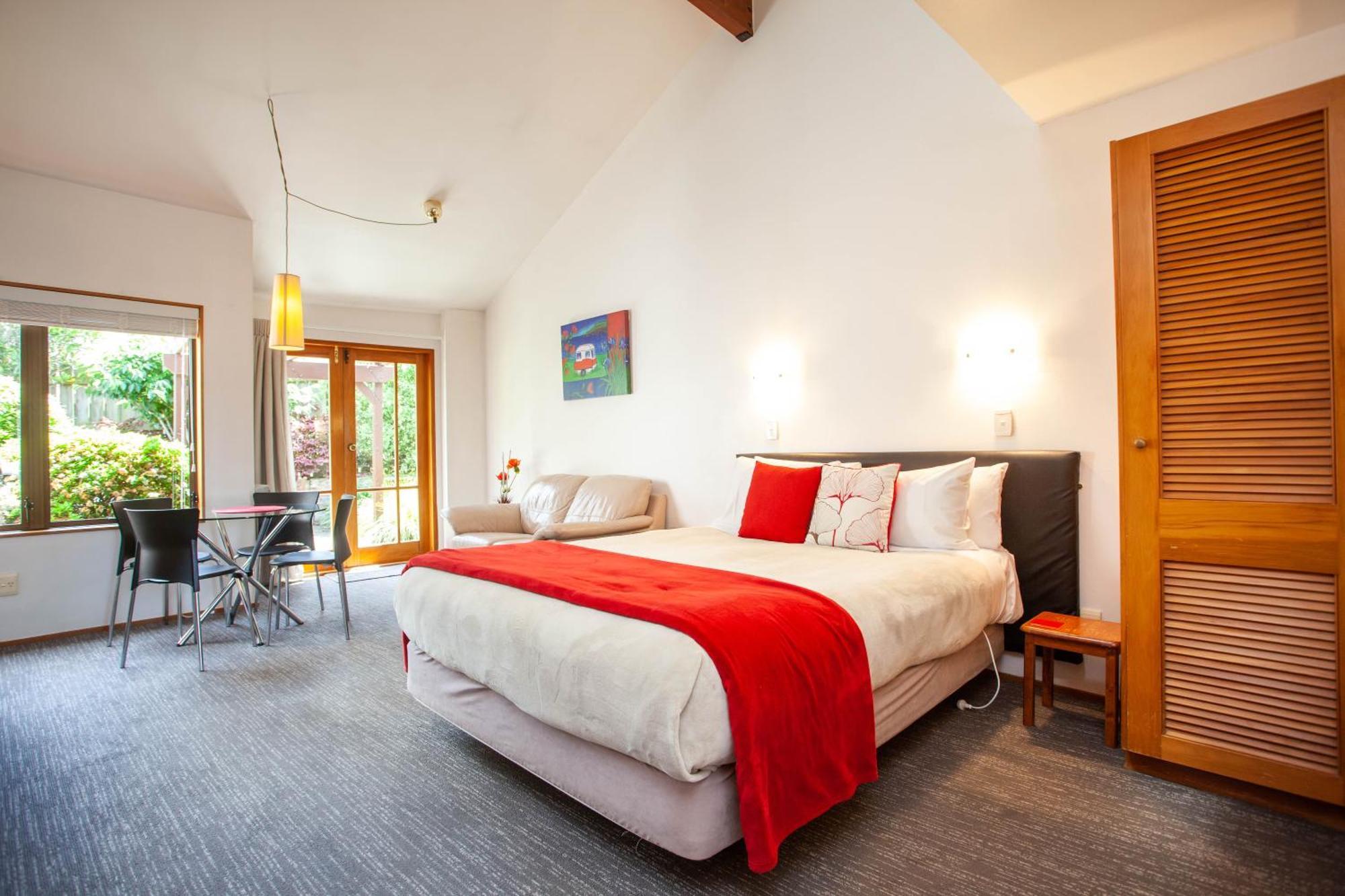 Cascades Lakefront Motel Lago Lago Taupo Habitación foto A typical Studio