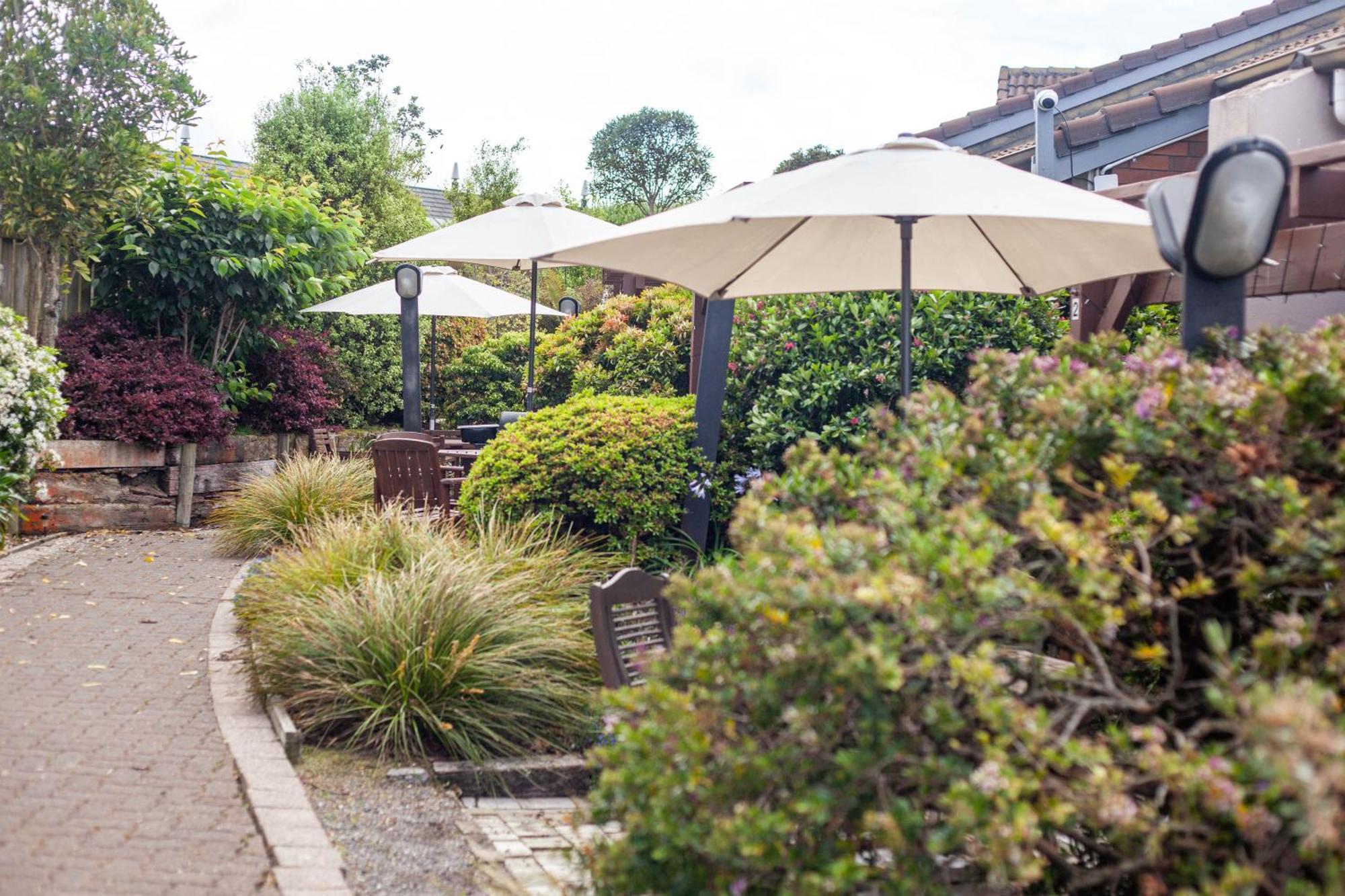 Cascades Lakefront Motel Lago Lago Taupo Habitación foto The garden at The Old Red Lion