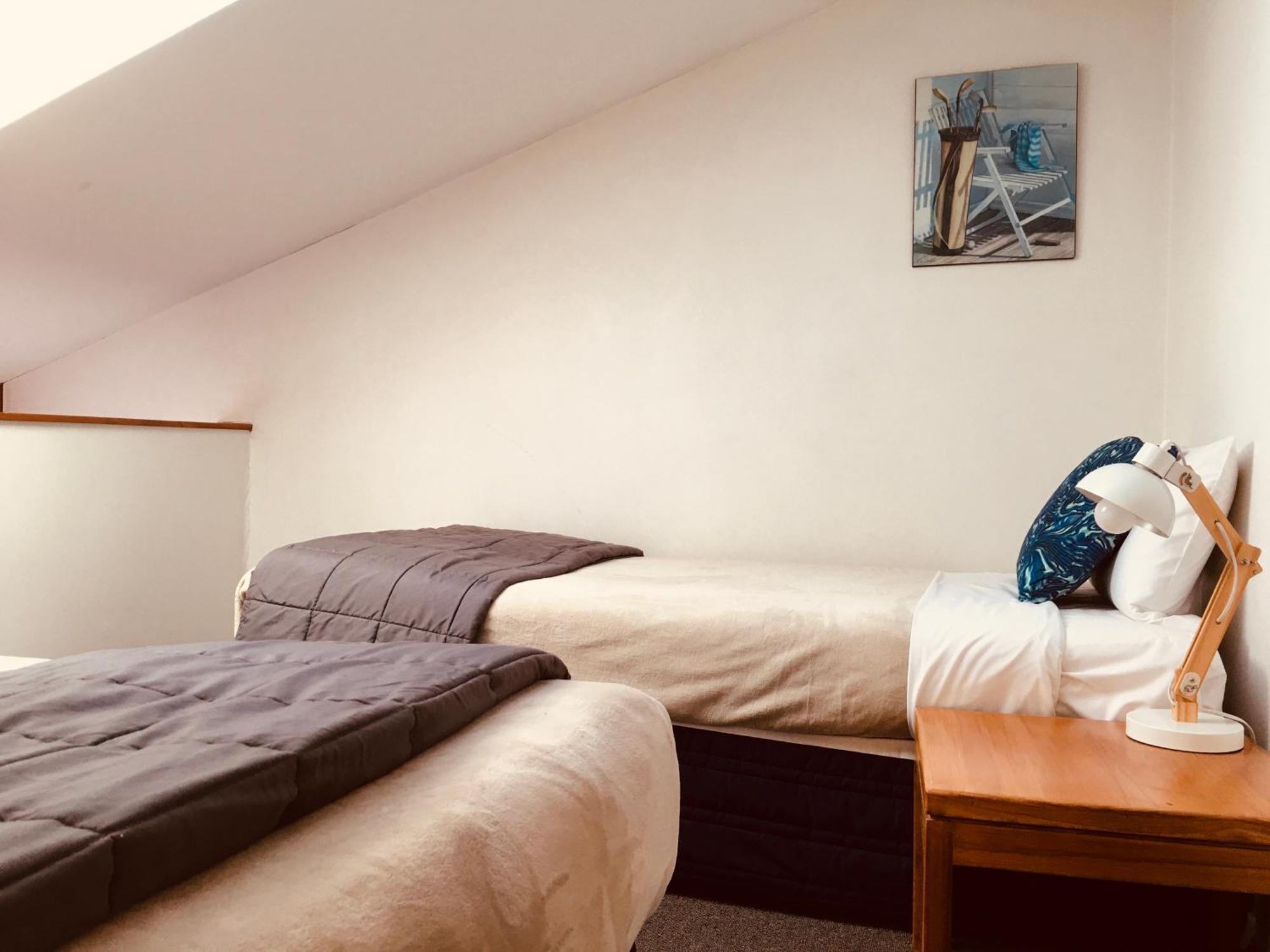 Cascades Lakefront Motel Lago Lago Taupo Exterior foto A bedroom at the hotel