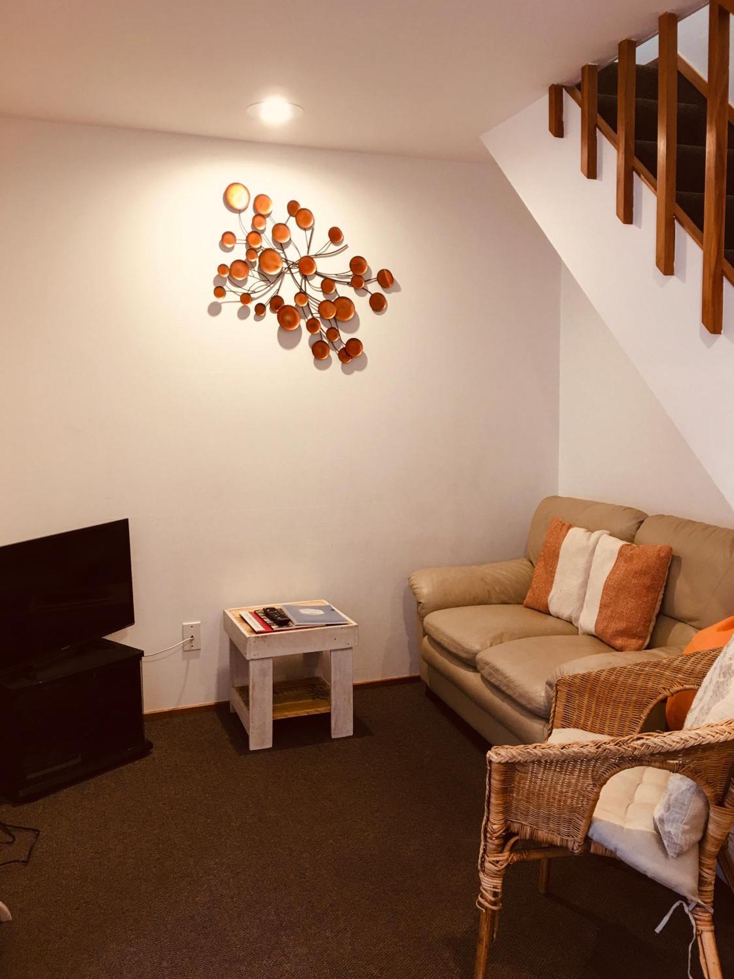 Cascades Lakefront Motel Lago Lago Taupo Exterior foto A living room