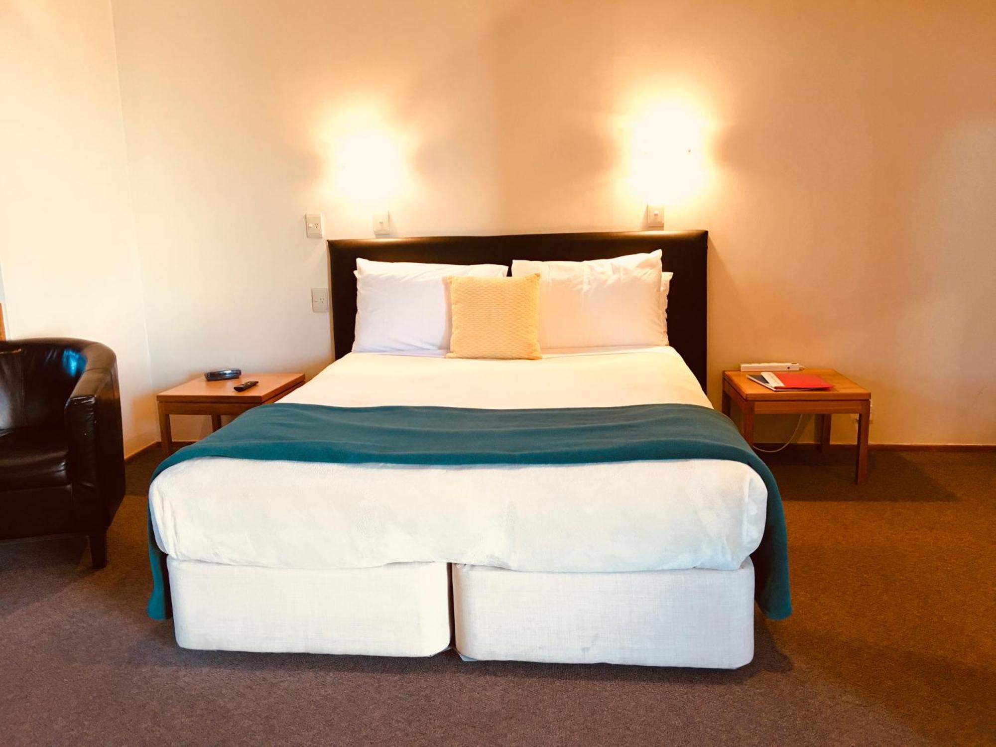 Cascades Lakefront Motel Lago Lago Taupo Exterior foto A bed in a hotel room