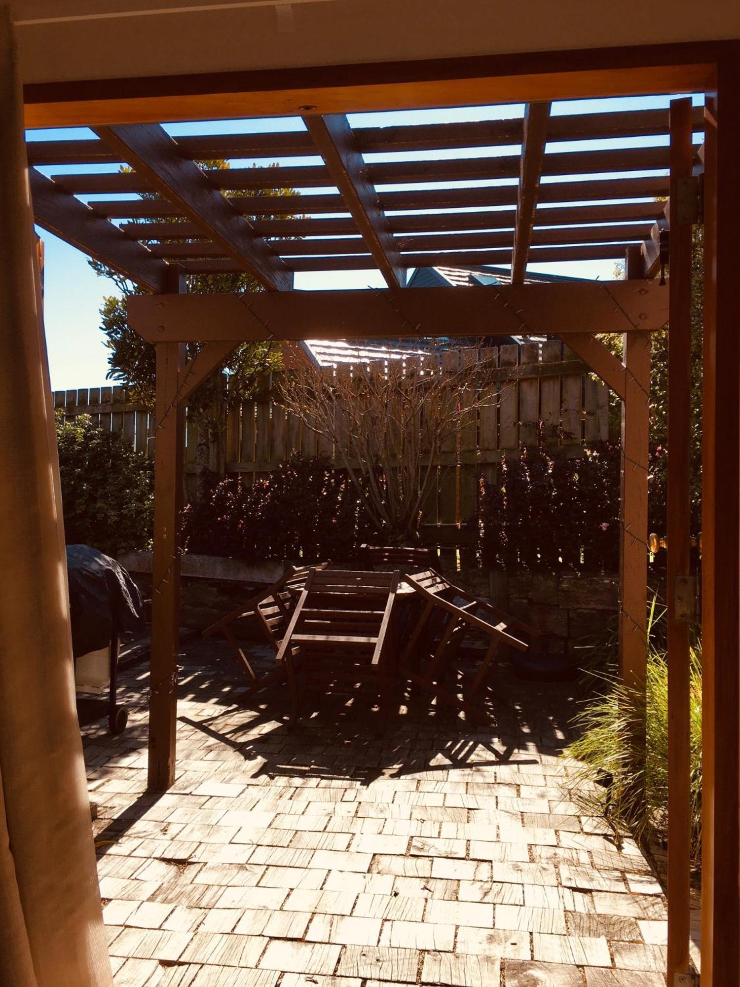 Cascades Lakefront Motel Lago Lago Taupo Exterior foto Pergola in a backyard