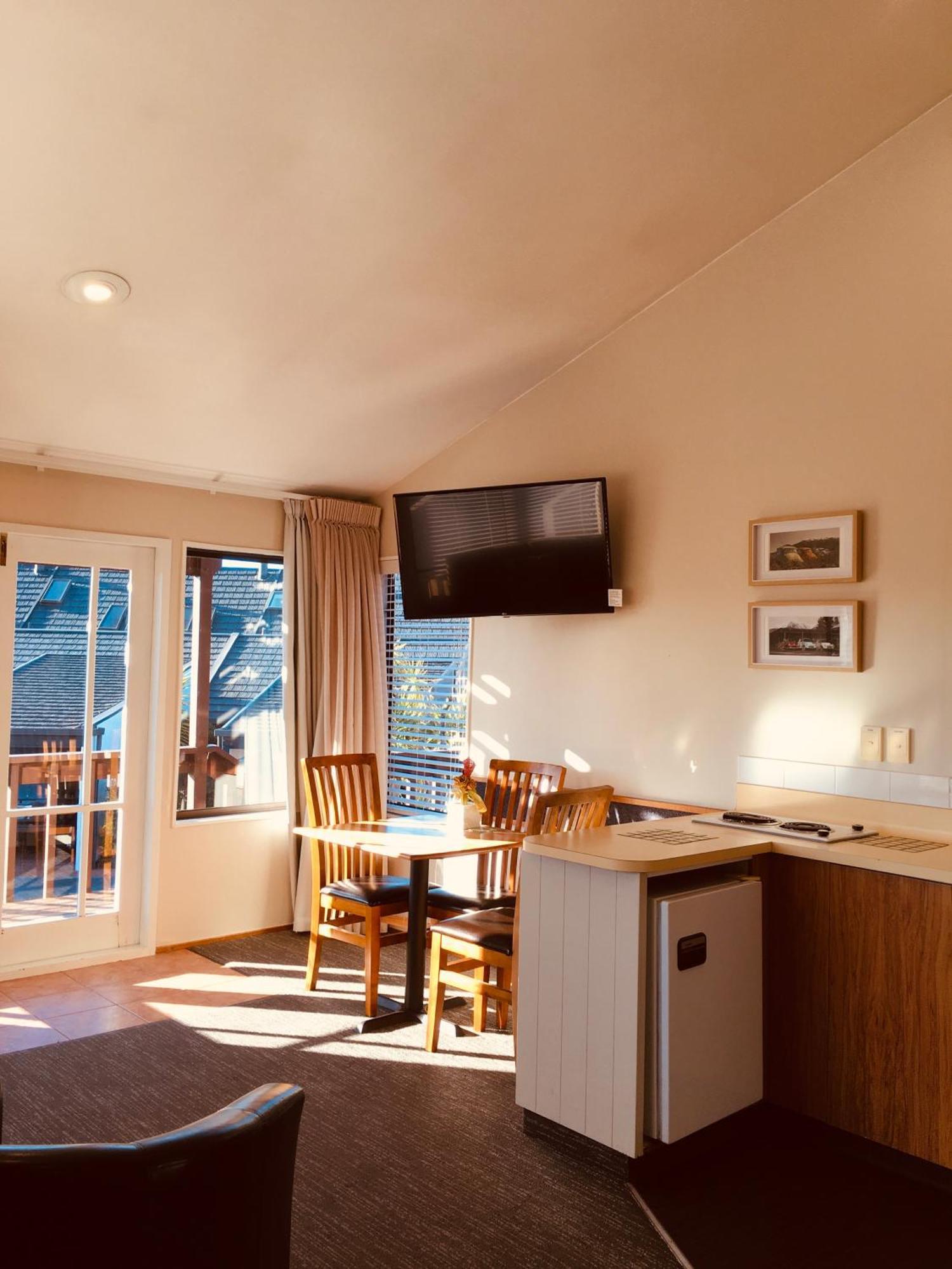Cascades Lakefront Motel Lago Lago Taupo Exterior foto A television in a motel room
