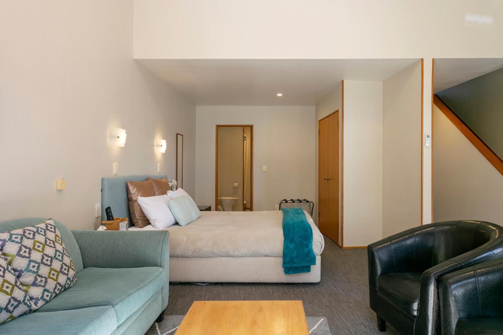 Cascades Lakefront Motel Lago Lago Taupo Exterior foto A typical studio apartment