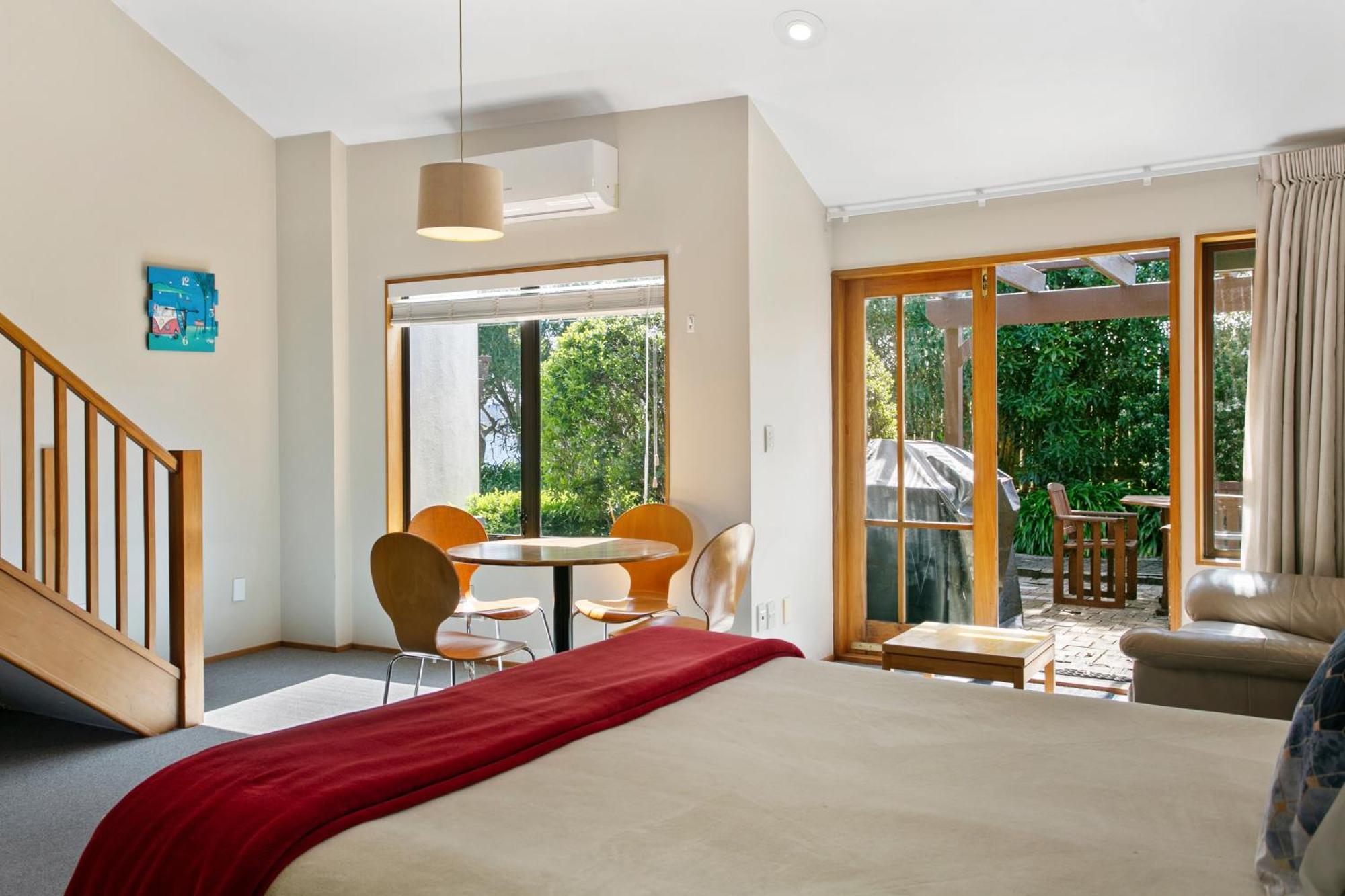 Cascades Lakefront Motel Lago Lago Taupo Exterior foto A typical studio apartment