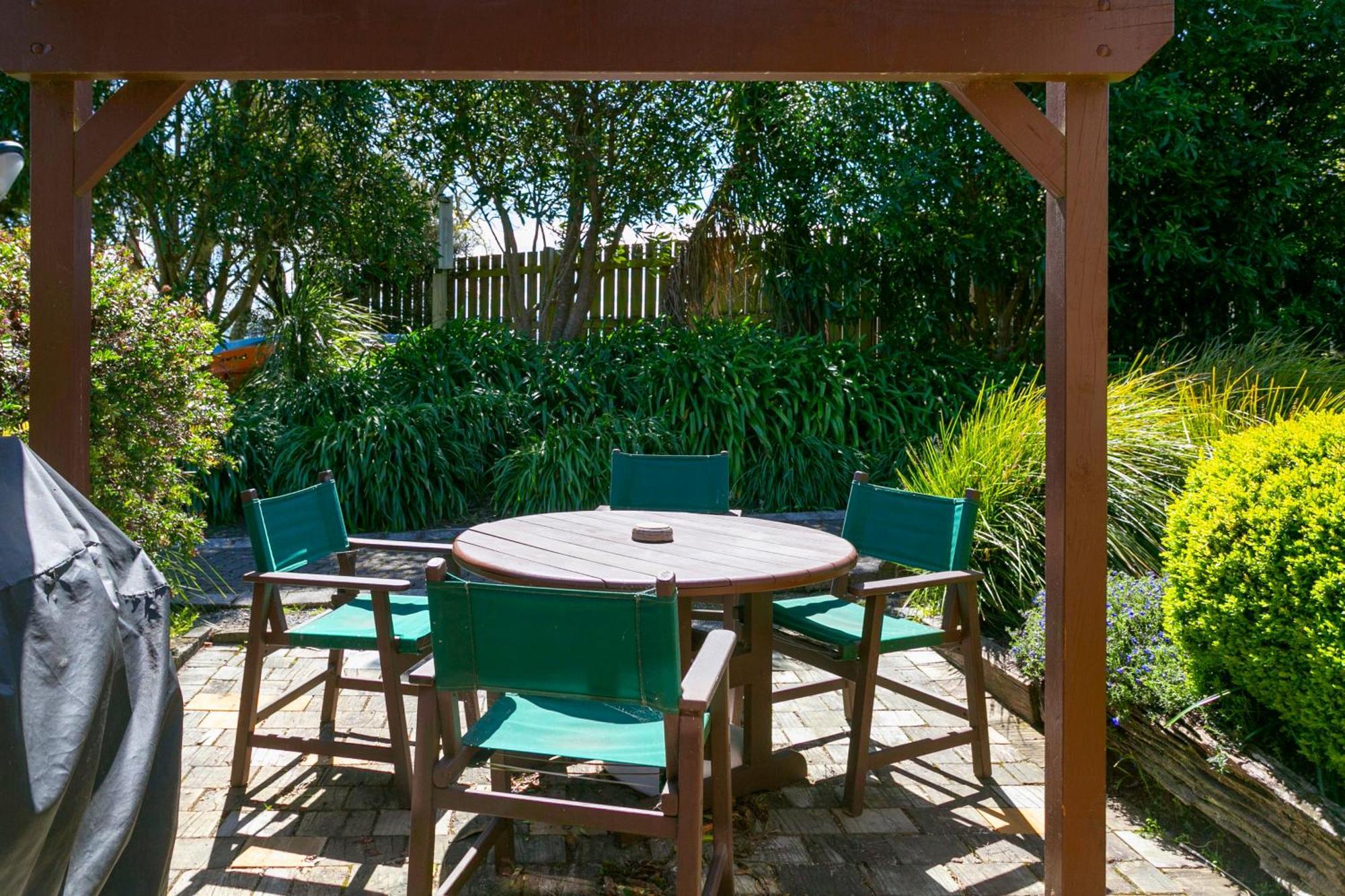 Cascades Lakefront Motel Lago Lago Taupo Exterior foto A pergola in a garden