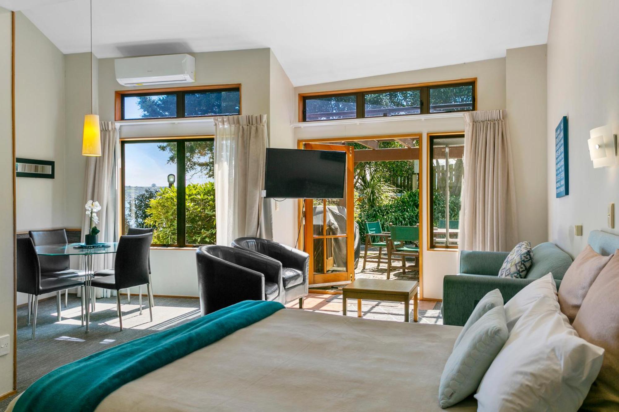Cascades Lakefront Motel Lago Lago Taupo Exterior foto A suite at the hotel