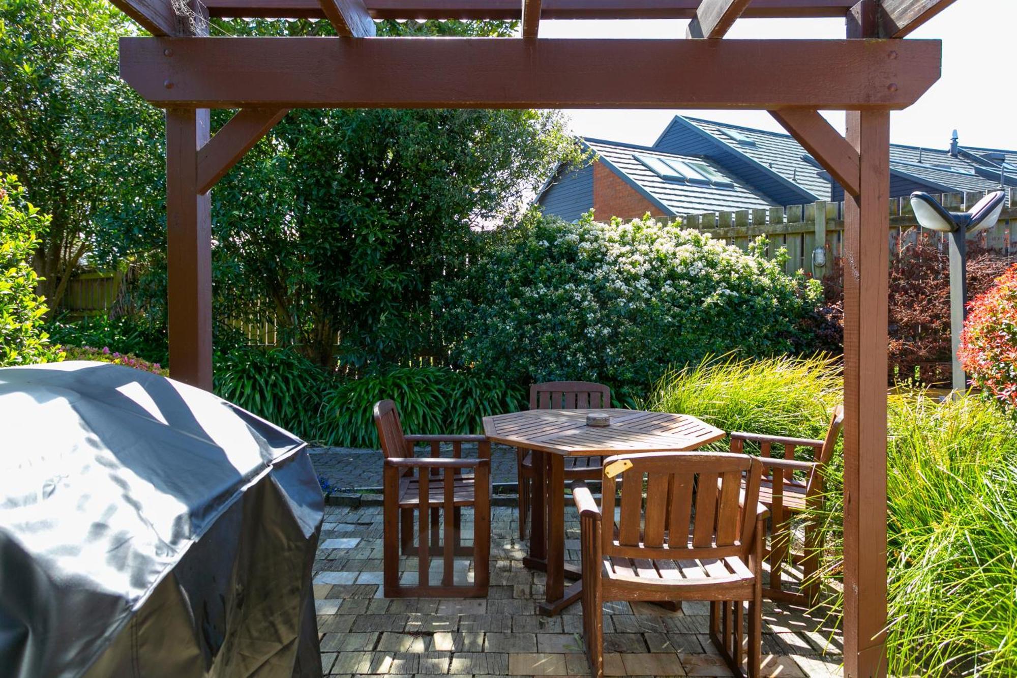 Cascades Lakefront Motel Lago Lago Taupo Exterior foto A pergola in a backyard