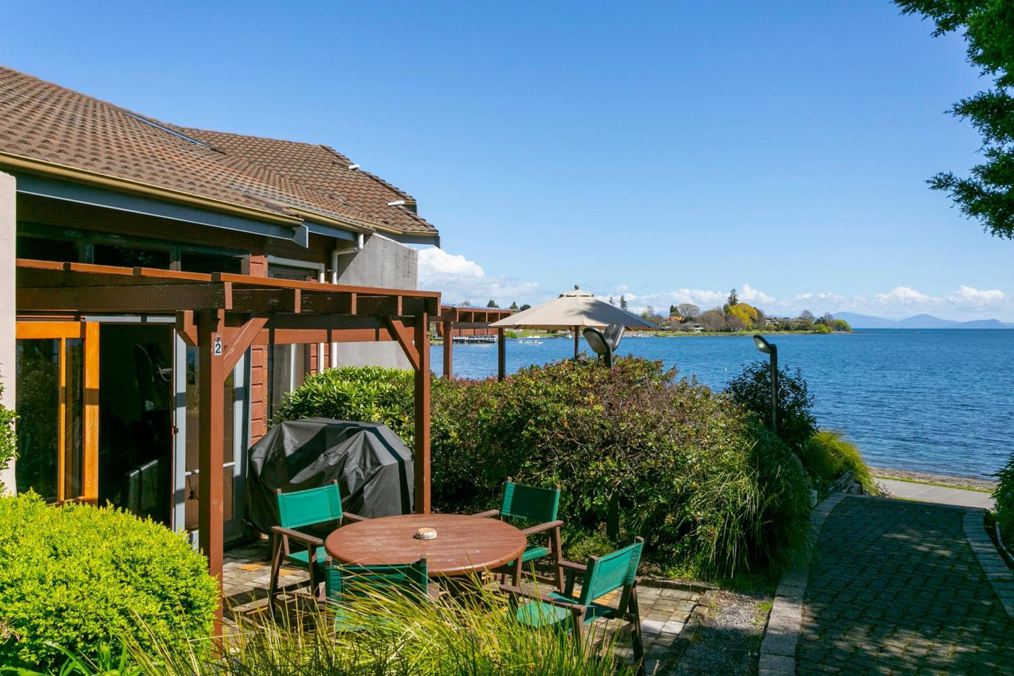 Cascades Lakefront Motel Lago Lago Taupo Exterior foto A view of Lake Taupo from the hotel