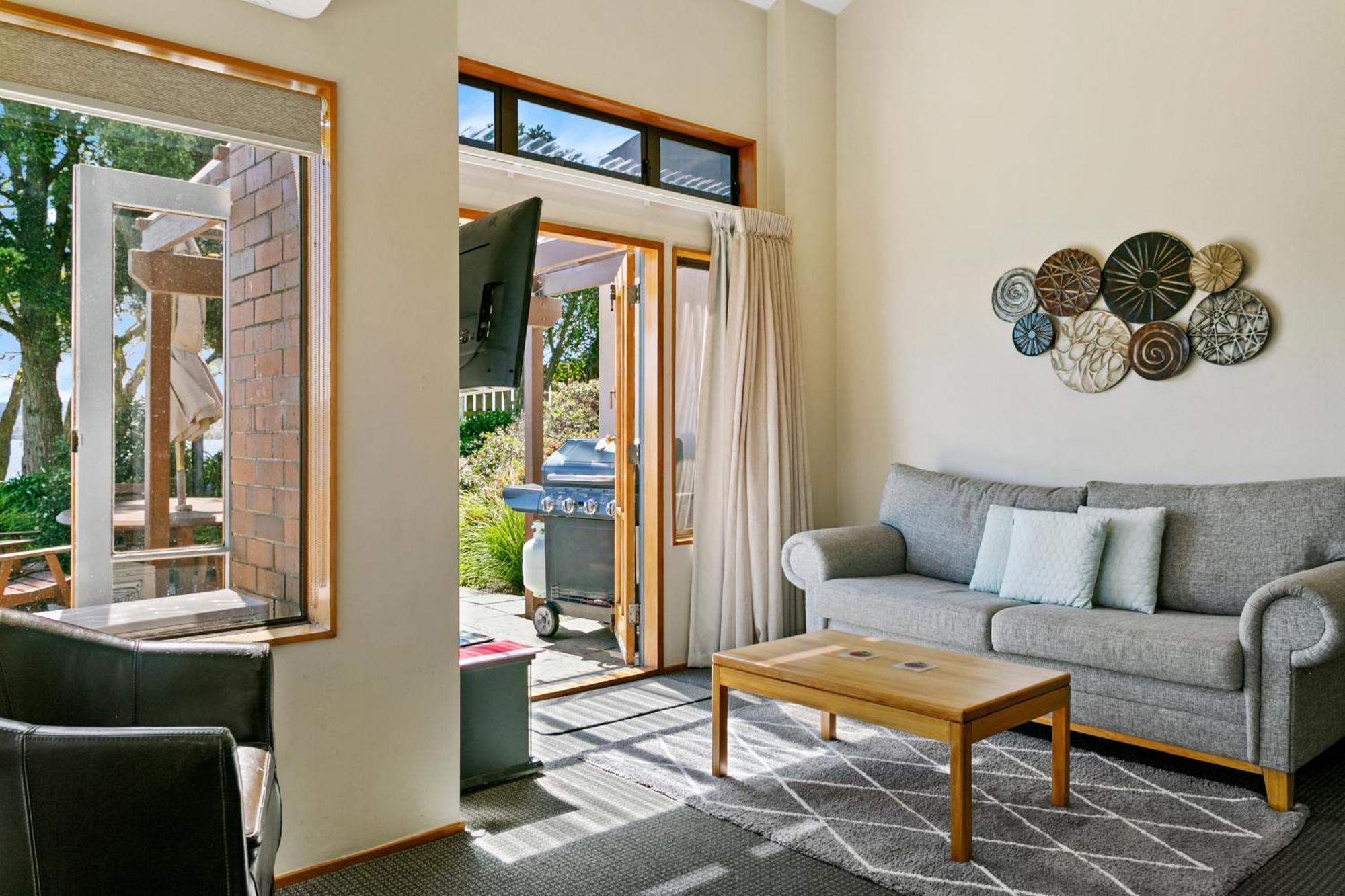 Cascades Lakefront Motel Lago Lago Taupo Exterior foto A living room in a typical apartment at the hotel
