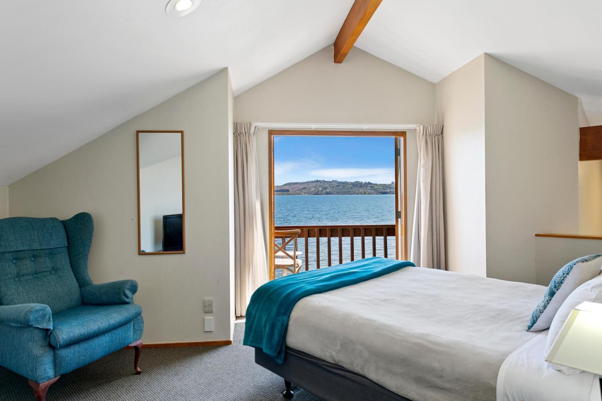 Cascades Lakefront Motel Lago Lago Taupo Exterior foto A bedroom at the hotel