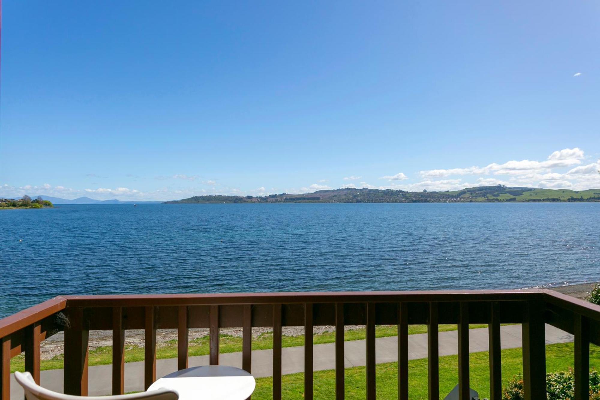 Cascades Lakefront Motel Lago Lago Taupo Exterior foto View of the bay from the hotel