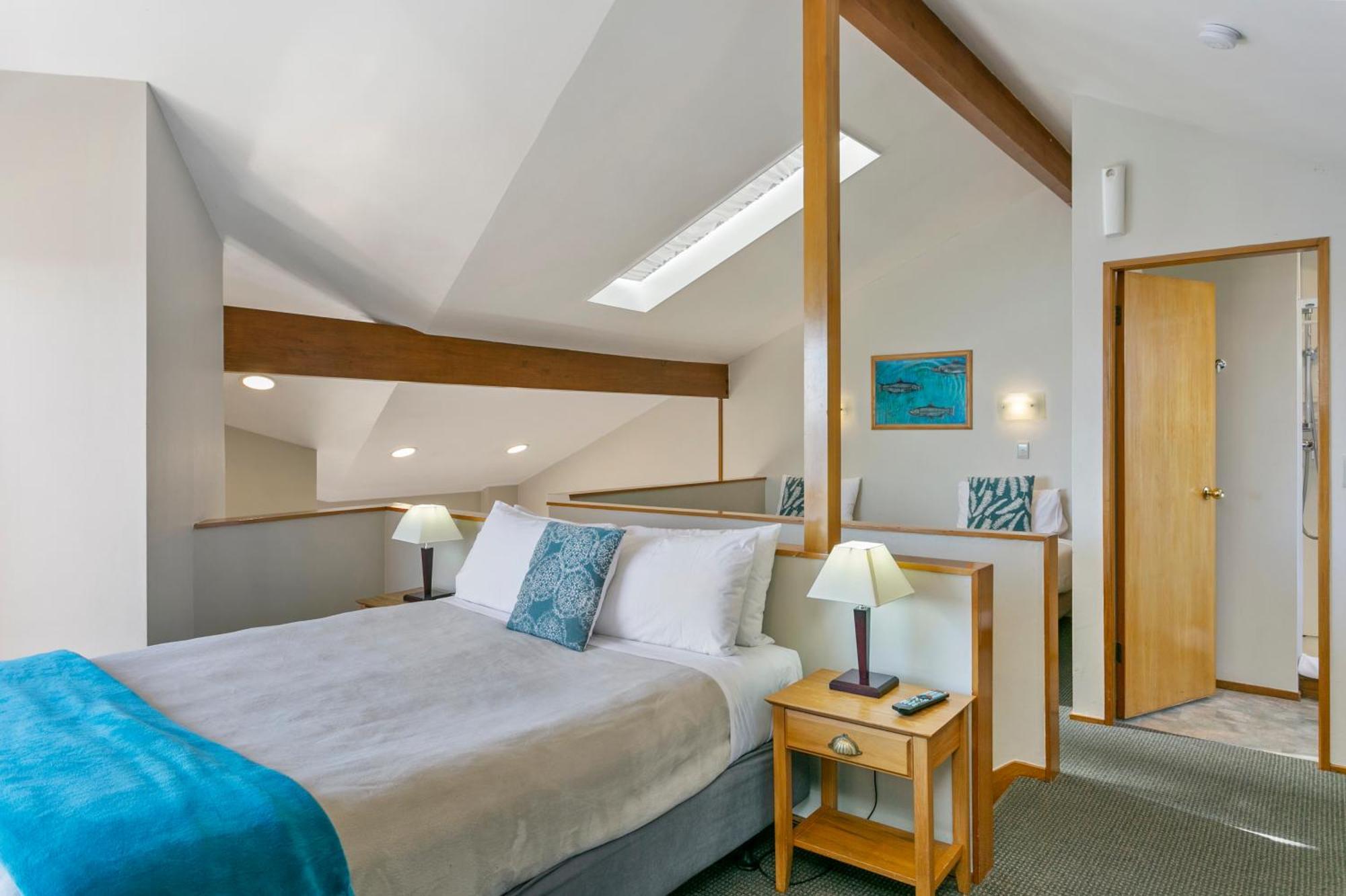 Cascades Lakefront Motel Lago Lago Taupo Exterior foto A bedroom at the hotel