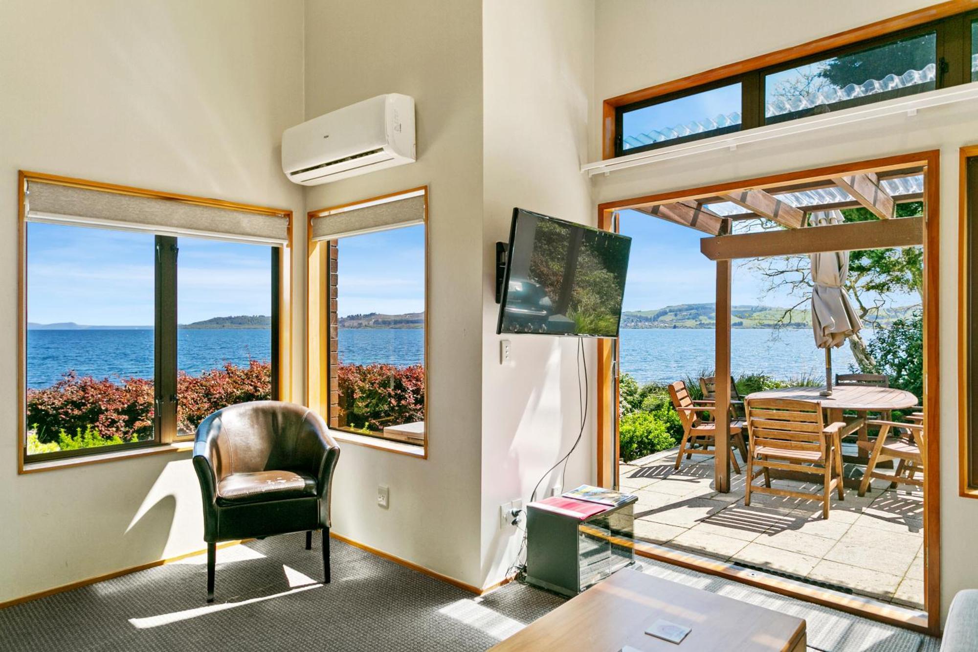 Cascades Lakefront Motel Lago Lago Taupo Exterior foto A room at the Bay of Many Coves