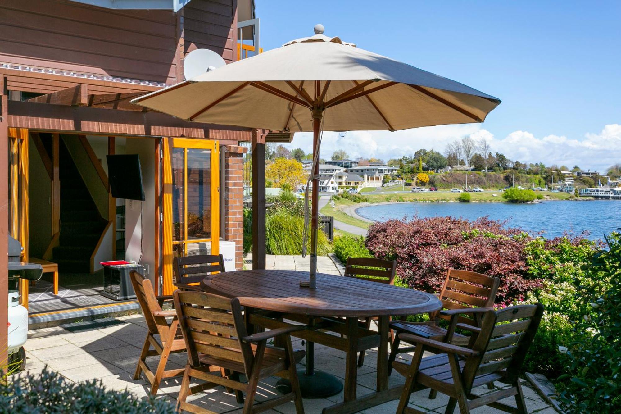 Cascades Lakefront Motel Lago Lago Taupo Exterior foto A patio umbrella