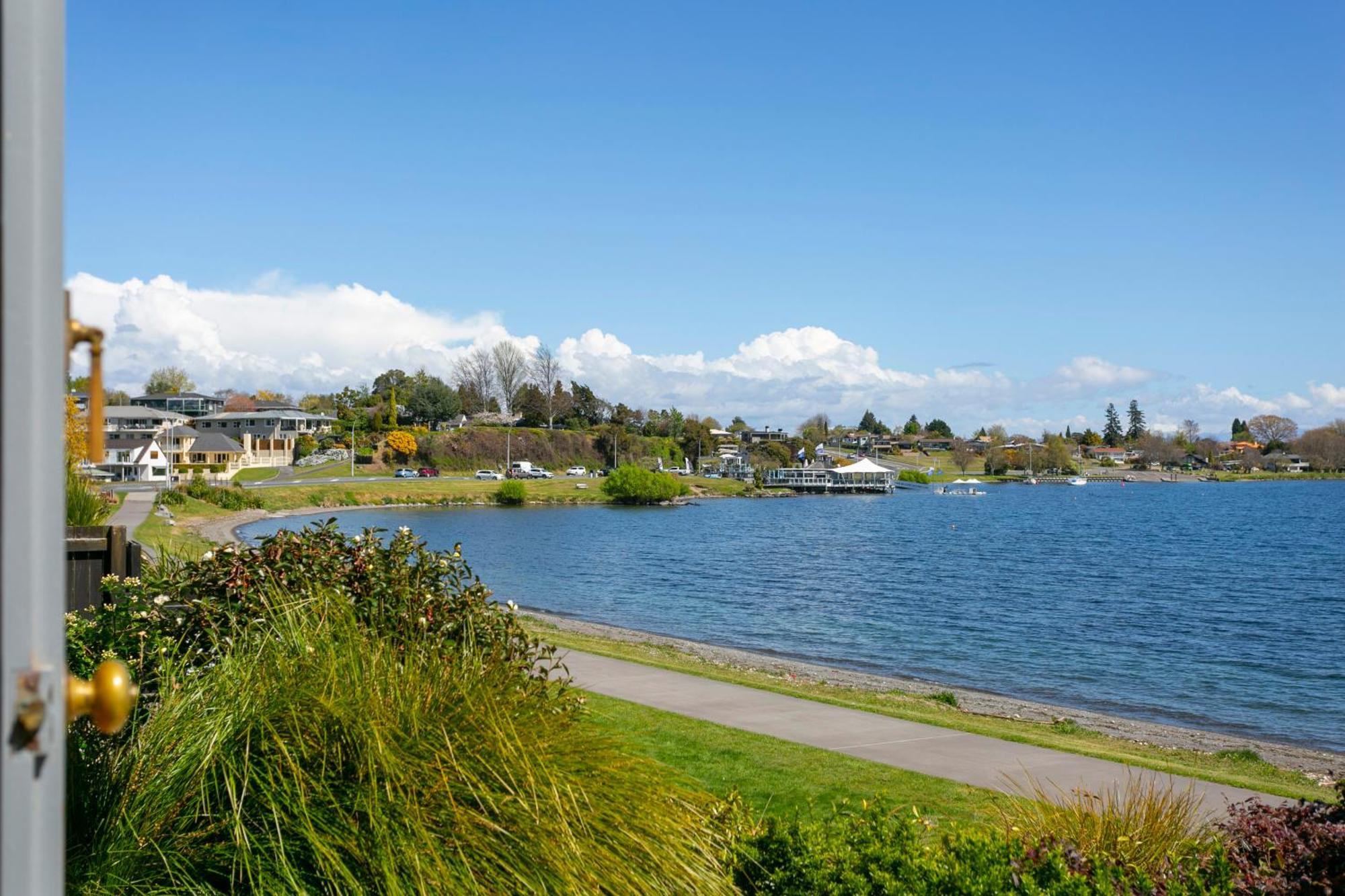 Cascades Lakefront Motel Lago Lago Taupo Exterior foto View of Lake Stevens