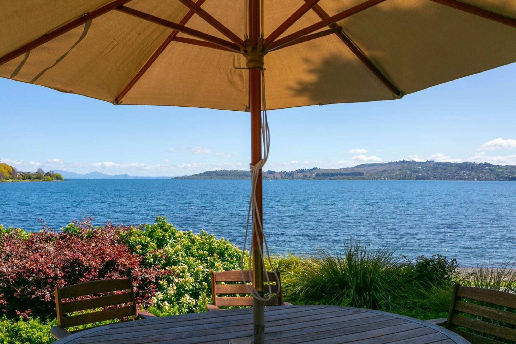 Cascades Lakefront Motel Lago Lago Taupo Exterior foto View of the bay from the town