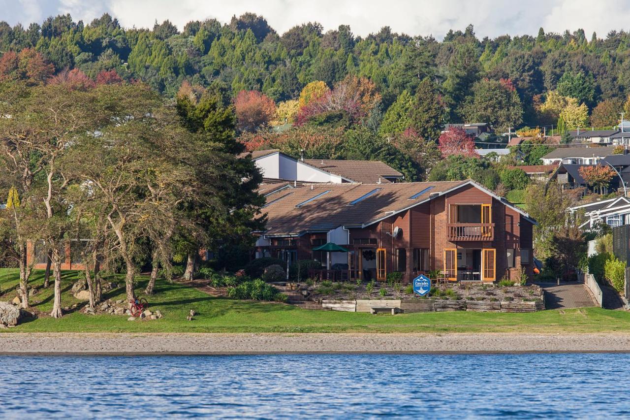 Cascades Lakefront Motel Lago Lago Taupo Exterior foto Residential neighborhood on the shore of Lake Stevens
